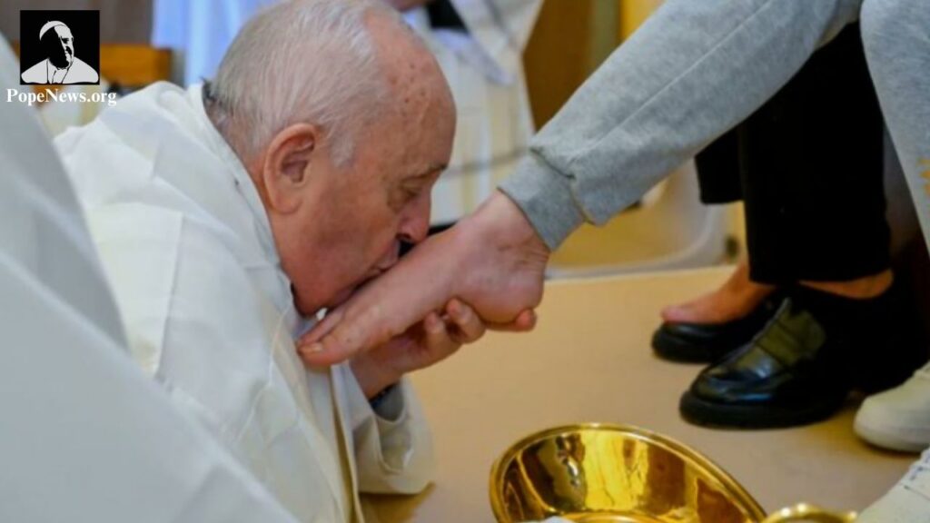 Pope Francis kisses feet of prisoners in Rome - popenews.org